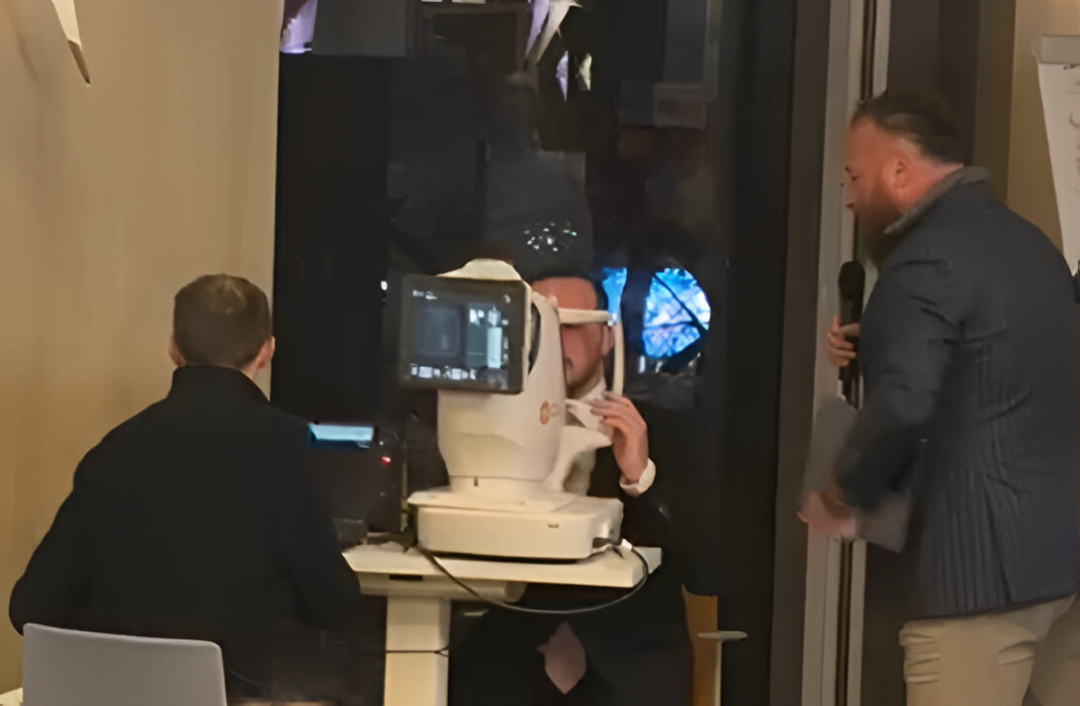 Romanian Health Minister trying eyemap.ai system